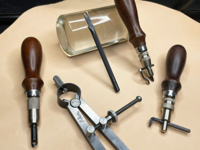 Les outils de finition de la tranche du cuir